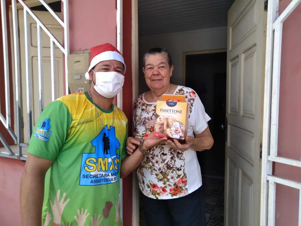 Camacã: Secretaria de Assistência Social distribui Panettone para os idosos